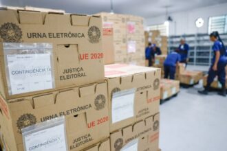 Tribunais distribuem urnas e preparam seções para eleição