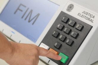 Lula e Flávio Bolsonaro votam na manhã deste domingo