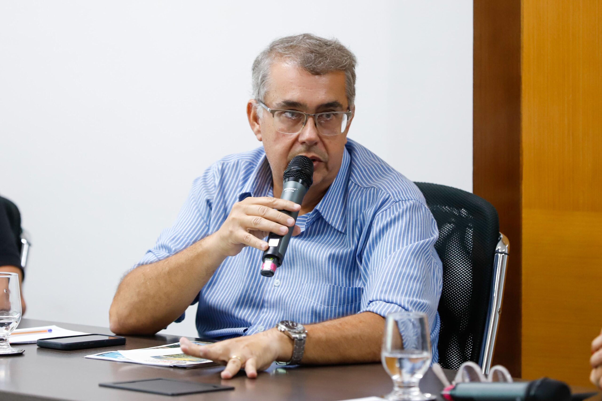 Integrante da equipe técnica participa de reunião sobre a Barragem do Poxim